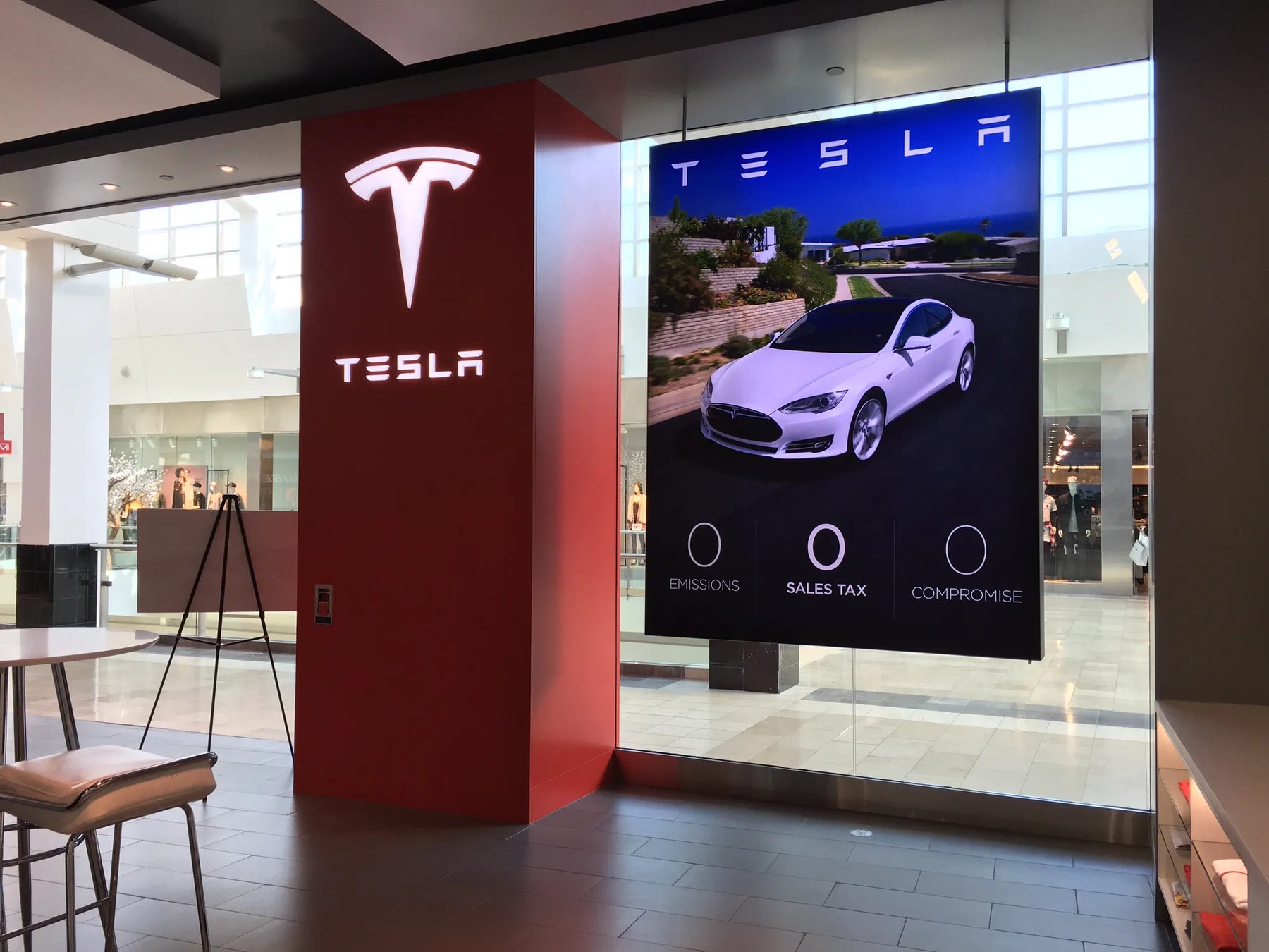 Why Illuminated SEG Walls Are the Ultimate Display Solution for Expos, Events & Corporate Spaces